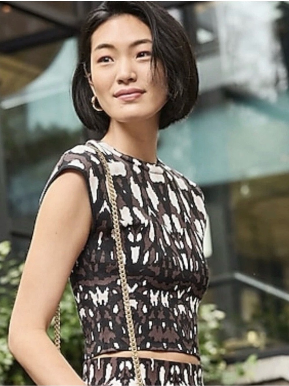 Express Chic Sz M Black Brown White Abstract Patterned Cropped Crewneck Sweater